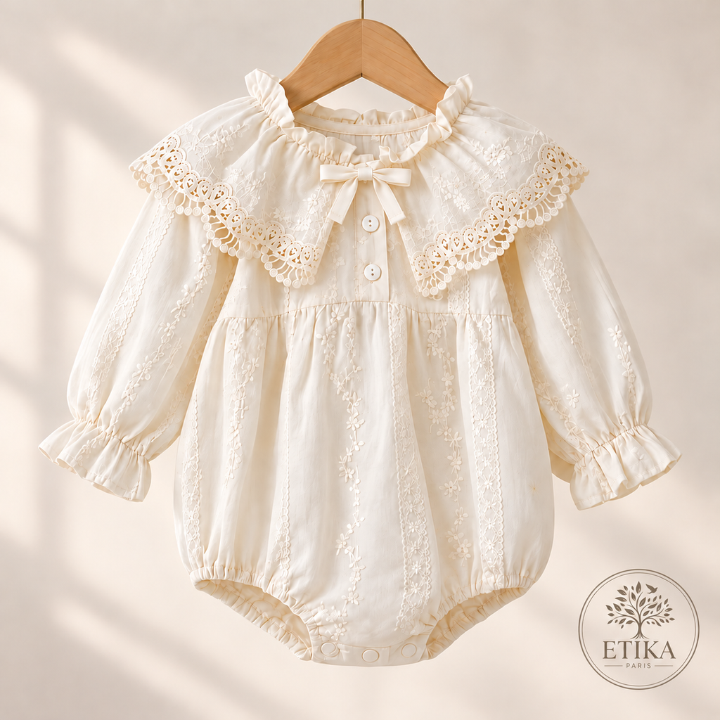 Barboteuse bébé ivoire brodée sur cintre en bois, logo Etika Paris