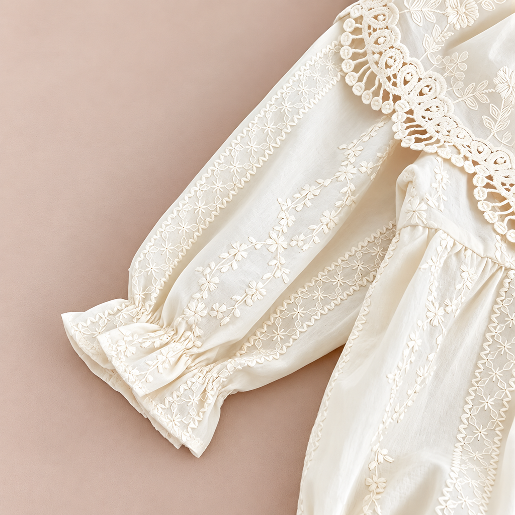 Manche volantée et broderies florales ton sur ton de la barboteuse en coton