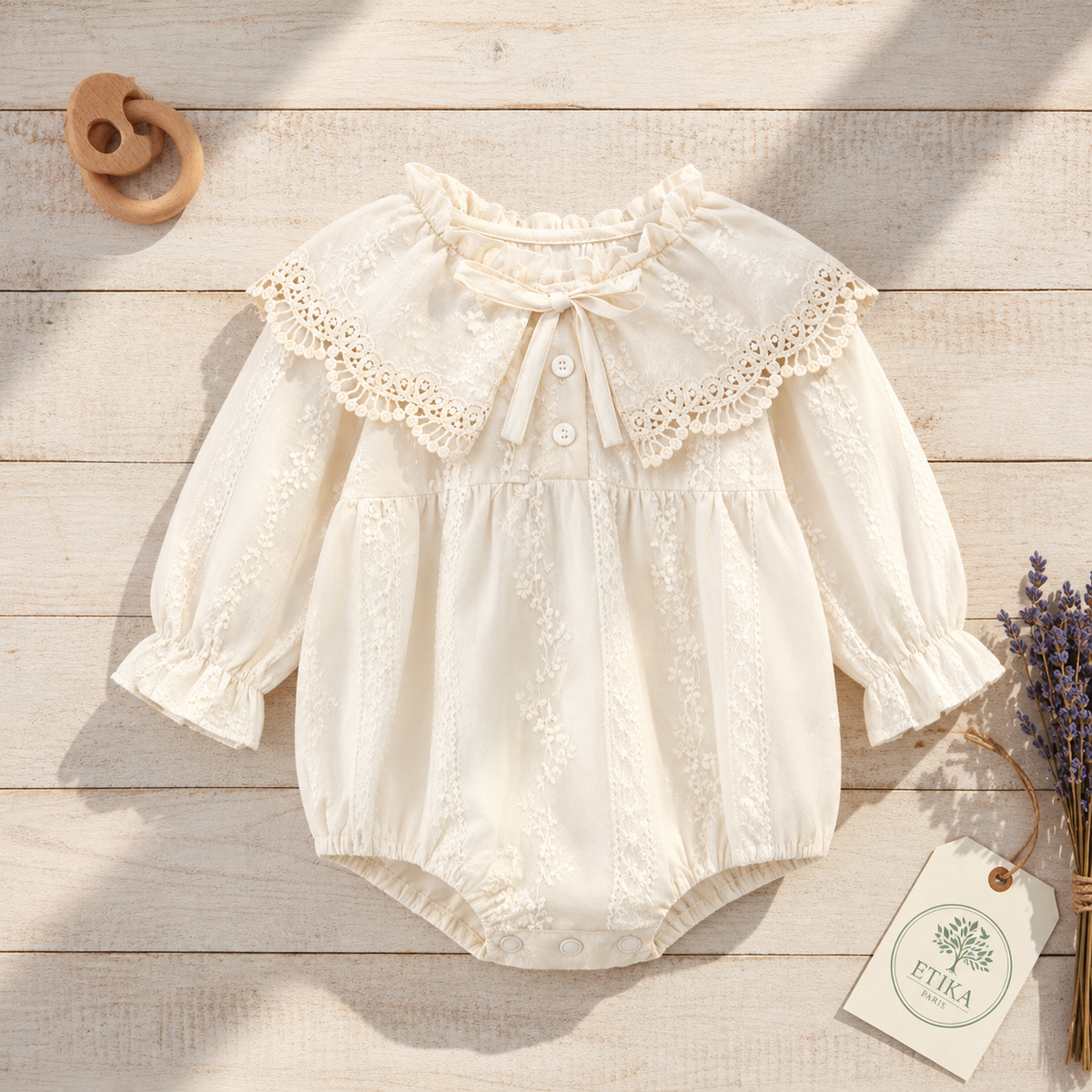 Barboteuse bébé 100 % coton brodé posée à plat, étiquette Etika Paris et lavande